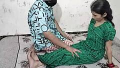 Hej, poglej naju! Pohotni indijski par Jija in Sali trdo nabijata na novoletno noč