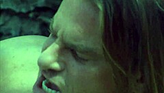 Ej, hoćeš da vidiš Tejlor Rejn u sirovom doggystyle-u u gruboj akciji?