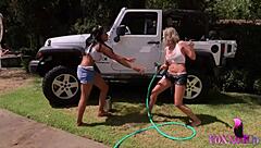 Shy Love和Jenna Foxx卡车床上舔湿逼