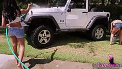 Shy Love和Jenna Foxx卡车床上舔湿逼