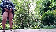 Hey, søde stedmor hjælper stedsøn med at tisse stående offentligt! 😳