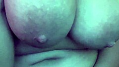 巨乳美女がディルドで大暴れ、超エロいぜ！😜