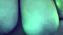 Büyük memeli hatun dildo ile çıldırır, çok ateşli! 😜