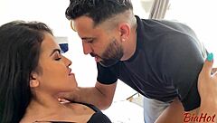 Latina brasileña con tetas grandes cambia chupada de pies por ordeño de polla