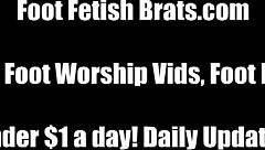 Man, Claire Zuigt aan Voeten van Haar Beste Vriendin Dres in Wilde POV