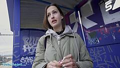 Agent public attrape une fumeuse à la gare qui montre ses seins pour payer l'amende