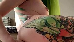 젊은 여자가 애널 핑거링하고 강렬한 피스팅 즐겨