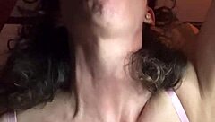 samotná nevlastná mama hrá sa s dildom na svojom opuchnutom klitore, také horúce! 🔥