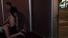 Nana baisée brutalement se fait baiser par un inconnu dominant en public