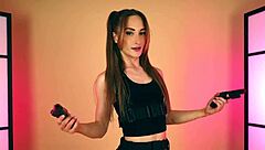 Hannahjames710 Kill Bill ve Lara Croft'tan seksi tavşan cheerleader kostümü dener 😍