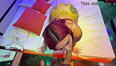 извращенная горничная Регина Нуар показывает киску на лестнице