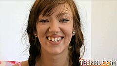 Dojrzała para szaleje z intensywnymi grami w lodziny w konkursie. Ich naga nastolatka dołącza do parowania twarzy