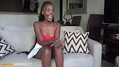 ¡Wow, belleza negra alta delgada apaleada por agente de verga enorme! 😍