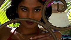 Hintli milf kıvrımlarını sergiliyor