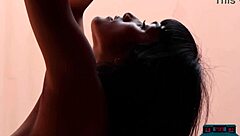 Hintli milf kıvrımlarını sergiliyor