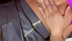 야외 자연스러운 몸매 가슴 엉덩이 과시