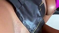 야외 자연스러운 몸매 가슴 엉덩이 과시