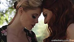 Hej, vill du se mig slicka din buske utomhus såhär? - Charlotte Stokely till Maya Kendrick