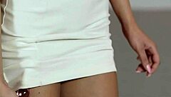 Cewek Nakal Meregang Memeknya Pakai Dildo Jumbo buat Fun Ekstrem