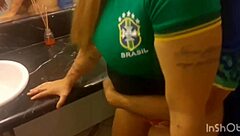 Nao tinha clientes, então pegamos o segurança no banheiro escondido