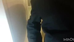 Nao tinha clientes, então pegamos o segurança no banheiro escondido