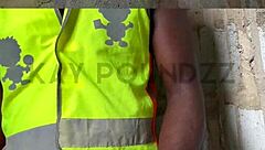 El gemido masculino más intenso con un corridón loco, ¡masturbarse en público es una locura! 😱