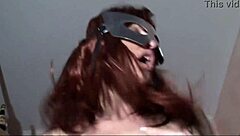 Sebagai suri rumah, aku sorok muka sundal belakang topeng masa hisap dan telan air mani