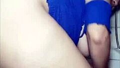 Pillè a mi madrastra masturbándose en el baño tan caliente verla