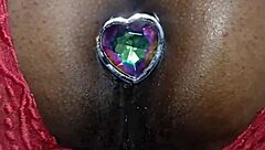 Man, she’s gemendo e gozando while getting pounded in the ass!