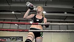 Evropske lezbijske devojke se bore jako sa strašću u tesnim gaćicama