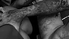 이 POV 슬로모션 아마추어 도기스타일, 문신 새기고 구부정하게 거대한 자지로 박다가 쌈