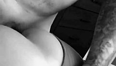 Saya tengok POV slow motion amatur doggystyle, bongkok dengan tattoo, ambil kote monster sampai pancut