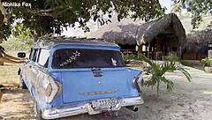 Monika Fox Tak Malu Pamer Tetek Telanjang Sambil Kencing Luar