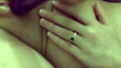 يا حبيبتي الصغيرة، تريدين اللعب بالألعاب وإصبع كسك الصغير؟