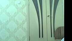 Διεγερμένη Ασιατική Webcam Γκόρλ Χτυπάει Διλντό σε Άγριο Σόλο Σόου