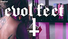 هي تتقيأ على قدم الإلهة الساخنة في جلسة لعق الجوارب الجنسية