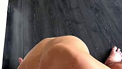 Amatör ham görüşme sırasında sloppy pov el işi yapıyor. Tüysüz sik sertçe çalışılıyor.