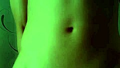 オーイエー、大きなピアスチンポをツイストするスリルを味わえ！