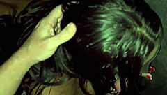 Esposa se cuela al glory hole para acción con extraños