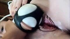 ديلدو كبير سميك يمدد كس مبلل في متعة تنقيط