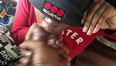 Hey bu siyah tenli hatun büyük siyah yarrağı emip döl alıyor