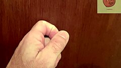 继母撞见继子用她内裤撸管