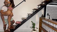 Жената на съседа обожава моята сперма и твърдото чукане отзад на стълбите