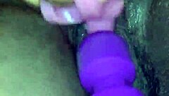 Ebony žena istražuje amaterske igračke