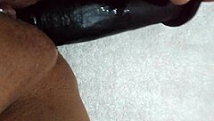 Kone leger sjovt med dildo hjemme, amatører har det sjovt! 😏