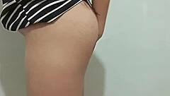 ابنة زوج أسيوية تتحرش بالإصبع بينما زوج الأب يشاهد مذهولاً