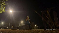 Mírame cambiando ropa y mostrando el coño desnuda en el parque