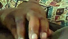 헤이, 이 에보니 와이프가 야한 솔로 세션에서 장난감으로 엉덩이 자위하는 거 봤어?