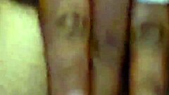 헤이, 이 에보니 와이프가 야한 솔로 세션에서 장난감으로 엉덩이 자위하는 거 봤어?