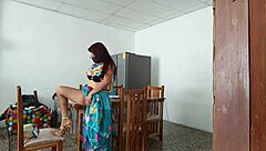 خادمة خاطئة تكشف كسها الجميل المغري